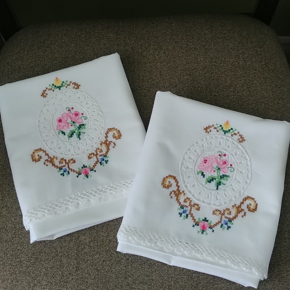 VINTAGE, 100% COTTON 2 PILLOW CASES, 100% COTTON,  NEVER BEEN USED, 20X31